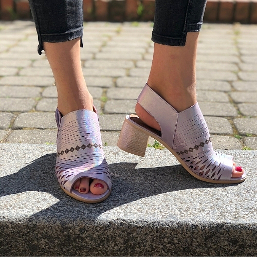 Kožené letní sandály v jemné romantické růžové barvě. V horkých dnech nepostradatelné.