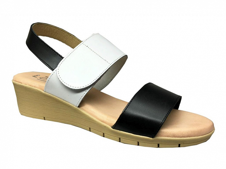 Černo bílé letní kožené sandály. Vyšší klínek pro šik styl. Světlá kvalitní podešev a velmi pestrá škála módních kombinací.