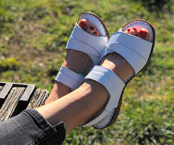Bílé kožené sandály na vyvýšeném klínku a s měkčenou stélkou jsou tip na léto.