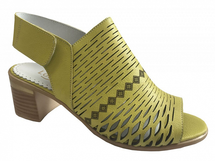 Krásná žlutavá barva letních kožených sandálů. Svůdný ženský styl. Pohodlné.