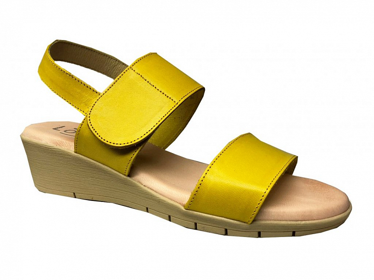 Žlutá varianta kožených sandálů otevírá mnoho možností. Dámské sandály jsou i přes vyšší klínek velice pohodlné.