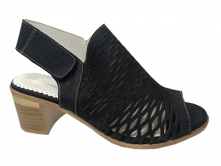 Kožené sandály Suzette kombinují svršek z hladké kůže. Mají elegantní perforaci v podobě vzoru a pohodlný podpatek 5 cm.