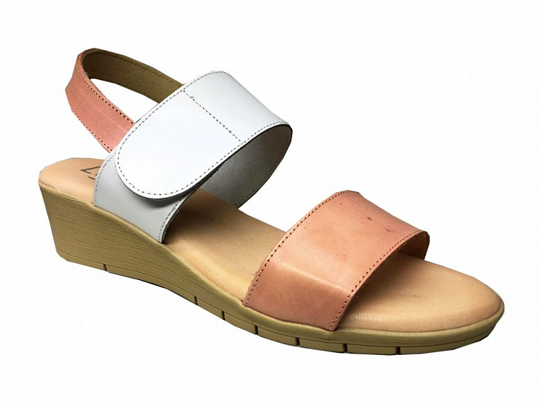 Dámské kožené sandály jsou i přes vyšší klínek velice pohodlné. Zajímavá podešev ve vzhledu dřeva.
