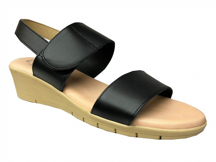 V jednobarevnosti tkví kouzlo. Dámské kožené sandály jsou i přes vyšší klínek velice pohodlné. 