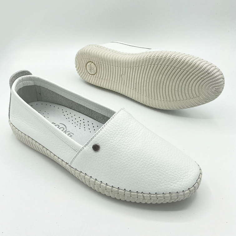 Bílé dámské mokasíny a jejich jednoduchost střihu z nich dělá boty, které je velice snadné nosit. Ladí se vším. Pravá kůže.